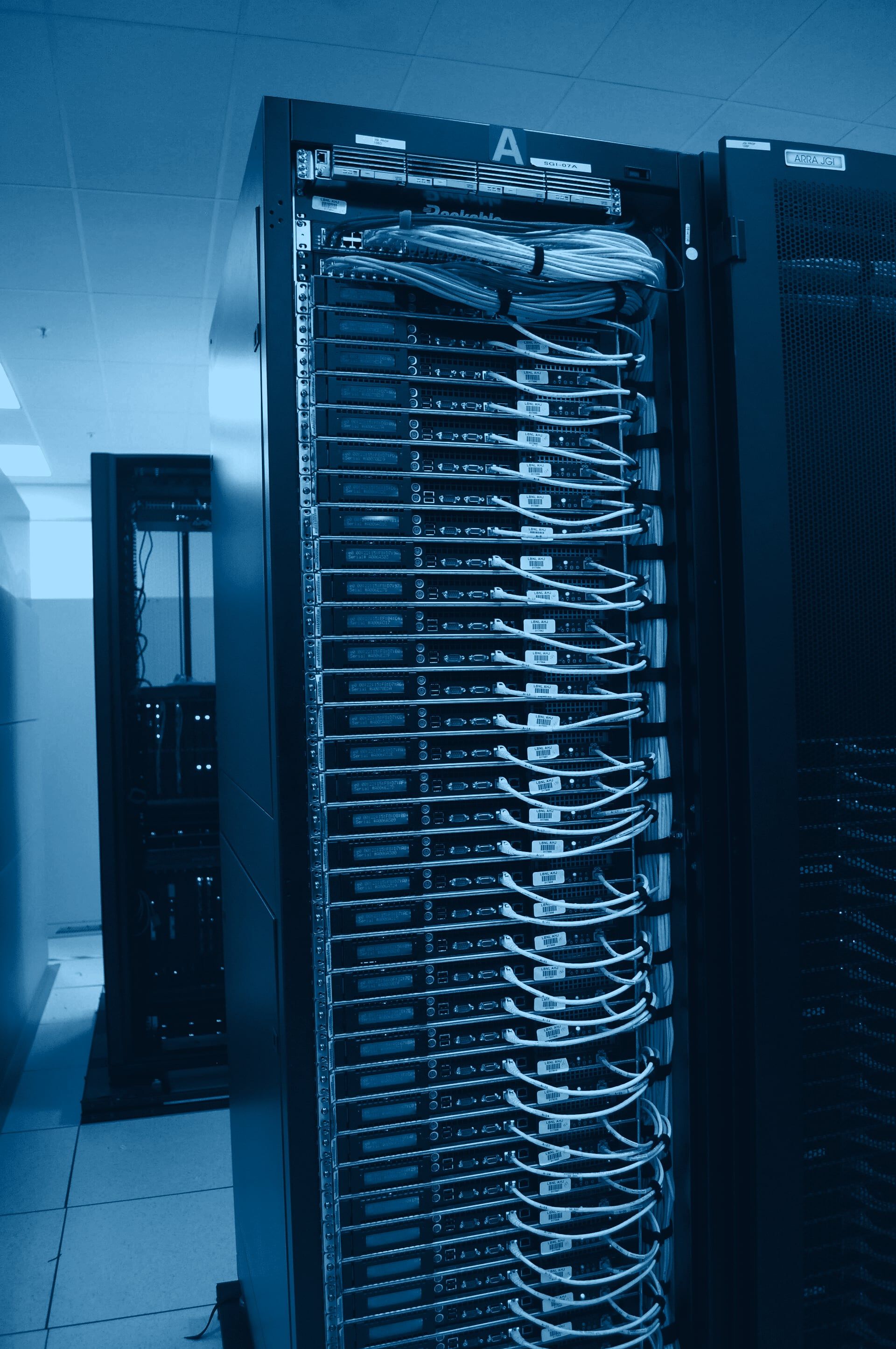Parte trasera de un rack de servidores con cableado ordenado