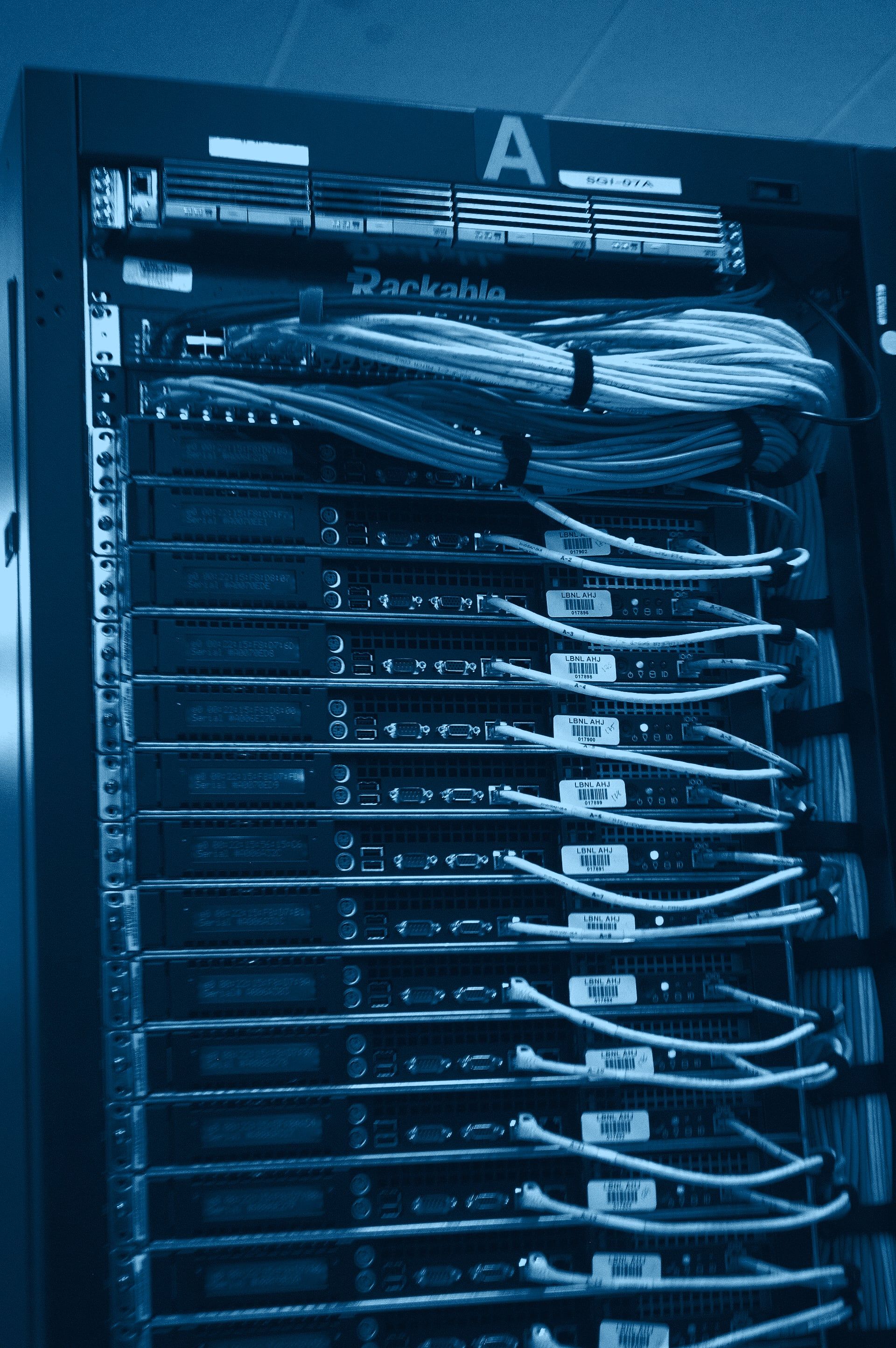 Parte trasera de un rack con servidores y cableado de red ordenado